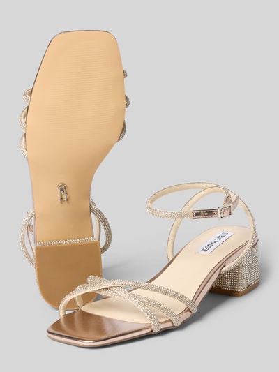 Produktfoto, Sandaletten mit Allover-Strasssteinbesatz Modell 'Cerena' von Steve Madden, eckige Form, offene Ferse, 5 cm Absatzhöhe, beige und silberfarben, strukturierte Oberfläche