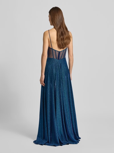 Frauenmodel trägt Abendkleid mit Spaghettiträger von Jake*s Cocktail in Blau mit Glitter-Effekt, tailliert, blickdicht, Ganzkörperansicht Rückansicht.