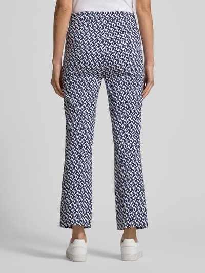 Vrouwenmodel draagt Stoffhose met geometrische allover-print model 'Maika' van Raffaello Rossi, blauw-wit, flared fit, Ganzkörperansicht Rückansicht.