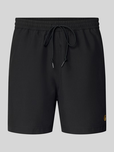 Produktfoto, schwarze Regular Fit Badeshorts mit Logo-Stitching Modell 'Chase' von Carhartt Work In Progress, elastischer Bund mit Tunnelzug, integrierter Slip, glatte Struktur