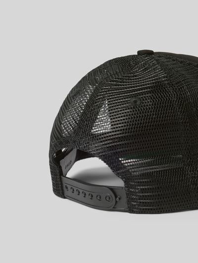 Produktfoto, schwarze Trucker Cap mit Mesh-Rückseite, Steppnähte, verstellbarer Riegel, Label-Print von RHUDE, Rückansicht