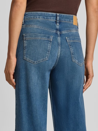 Vrouwenmodel draagt Straight Fit Jeans im 5-Pocket-Design Model 'Cellma' van someday, katoenmix met stretch, detailopname achterkant.