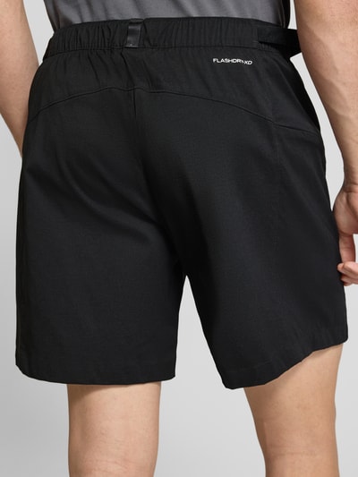 Männermodel trägt schwarze Regular Fit Shorts mit Gürtel Modell 'Pathfinder' von The North Face, Material-Mix, Ganzkörperansicht Rückansicht