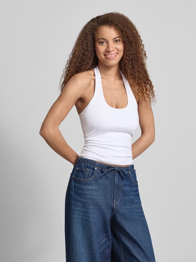 Frauenmodel trägt figurbetontes Neckholder-Top mit Rundhalsausschnitt von REVIEW, Baumwoll-Elasthan-Mix, Slim-Fit, weiße Farbe, Rückenlänge bei Größe S: 32 cm, Ganzkörperansicht von vorne.