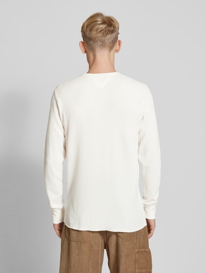 Tommy Jeans Slim Fit Longsleeve mit Label-Stitching Offwhite 5