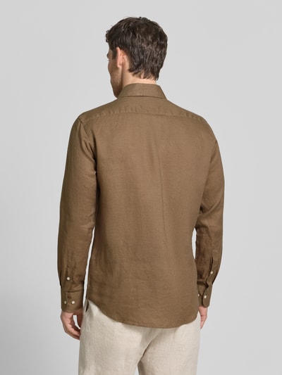 Männermodel trägt Regular Fit Leinenhemd mit Kentkragen von Christian Berg Men, braun, glatte Textur, Ganzkörperansicht Rückansicht.
