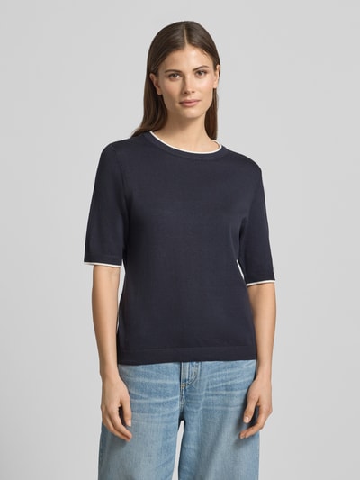 Vrouwenmodel draagt Regular Fit T-shirt uit mix van katoen en modal van s.Oliver BLACK LABEL, donkere tint, gebreide look, ronde hals, korte mouw, geribde zoom, tricotlook, vooraanzicht bovenlichaam.