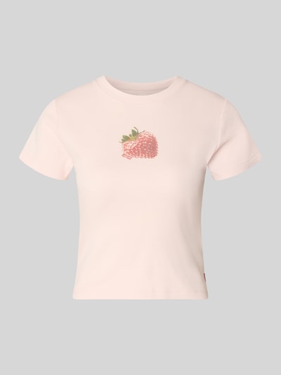 Produktfoto, Regular Fit T-Shirt aus reiner Baumwolle von Levi's®, unifarben in Rosé mit Erdbeer-Motiv-Print, Rundhals, Kurzarm.
