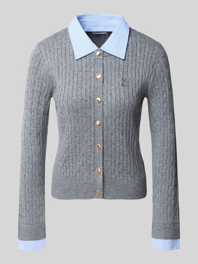 Produktfoto, Strickjacke im 2-in-1-Look Modell 'GASTI' von SUNCOO PARIS in Grau mit Zopfmuster, Hemdblusenkragen, sichtbarer Knopfleiste, Material-Mix mit Leinen-Anteil.