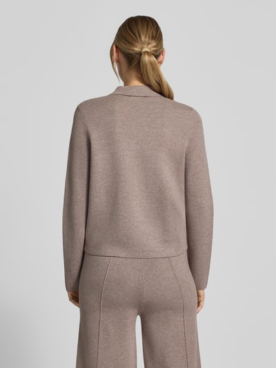 Vrouwenmodel draagt Regular Fit gebreid jack uit zuiver viscose van Christian Berg Woman, los model met platte kraag, ruglengte maat S 53 cm, mouwlengte maat S 61 cm, borstzakken, tweewegritssluiting, Dames, rugaanzicht.