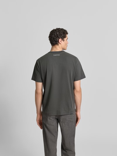 Männermodel trägt Relaxed Fit T-Shirt aus Reiner Baumwolle von ANNARR mit Label-Print, Rundhalsausschnitt, Kurzärmelig, Rückenlänge 70 cm, Ganzkörperansicht Rückansicht.