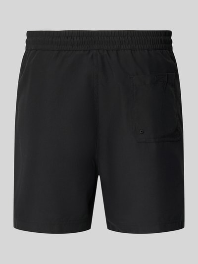 Produktfoto, schwarze Regular Fit Badeshorts mit Logo-Stitching Modell 'Chase' von Carhartt Work In Progress, elastischer Bund mit Tunnelzug, integrierter Slip, Herren