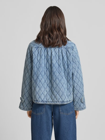 Frauenmodel trägt Jacke mit Steppnähten Modell 'Viola' von LOLLYS LAUNDRY aus Baumwoll-Mix in Denim-Optik mit Umlegekragen, Relaxed-Fit, Knopfleiste und Eingrifftaschen, Farbe Hellblau, strukturierte Oberfläche, Ganzkörperansicht Rückansicht.