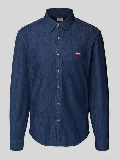 Produktfoto, Freizeithemd in Denim-Optik von Levi's®, bawełniana mieszanka ze stretchem, regular fit, kolor ciemnoniebieski, widoczny kentkragen i zapięcie na guziki, tekstura przypomina jeans.