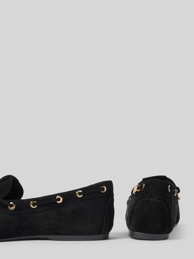 Produktfoto, Loafer aus echtem Leder Modell 'Aisha' von Guess in Schwarz mit Zierschleife, Logo-Prägung, glatte Sohle und abgerundete Passform, Damen, Absatzhöhe 1 cm, Schafthöhe 7 cm, Schaftweite 5 cm.