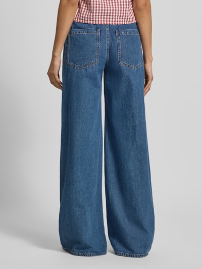 Frauenmodel trägt Wide Leg Jeans aus reiner Baumwolle Modell 'SARONG' von Max Mara in Denim-Optik, 5-Pocket-Design, Ganzkörperansicht Rückansicht.