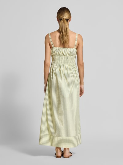 Frauenmodel trägt Regular Fit Freizeitkleid aus reiner Baumwolle von BOSS Orange, Optik:Allover-Muster, gestreift, Midi-Länge, Spaghettiträger, Ganzkörperansicht Rückansicht.