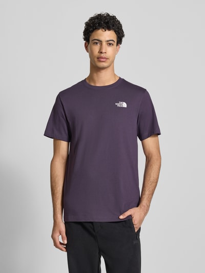 Männermodel trägt Regular Fit T-Shirt aus Baumwoll-Mix Modell 'EVOLUTION' von The North Face in dunklem Lila, Label-Detail, Ganzkörperansicht von vorne. Herren T-Shirt, Rundhalsausschnitt, Rückenlänge bei Größe M: 70 cm.