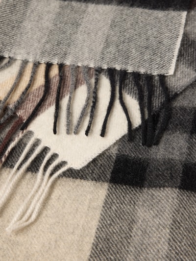 Produktfoto, Schal aus Kaschmir mit Gitterkaro und Fransen von SALMONE, rechteckig, weich, kariert, Beige-, Grau- und Schwarztöne, feine Textur