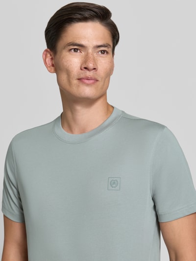 Männermodel trägt T-Shirt mit Rundhalsausschnitt und Logo-Print von Lerros in hellem Mintgrün, Baumwoll-Mix, Nahaufnahme Oberkörper.