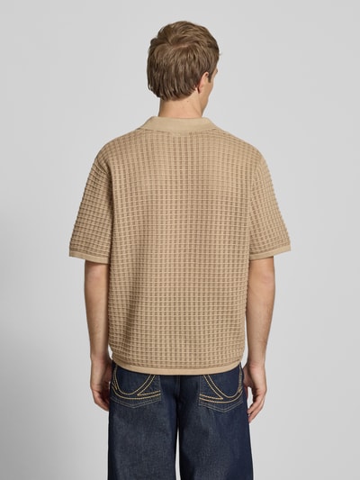 Männermodel trägt Regular Fit Poloshirt mit V-Ausschnitt von Jack & Jones in Beige, Strickstruktur, reine Baumwolle, Ganzkörperansicht Rückansicht.