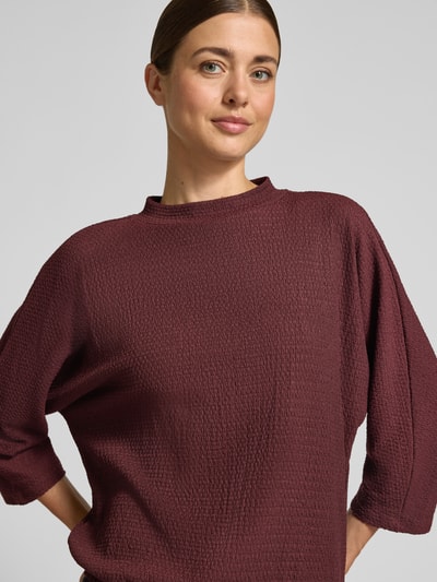 Modelka kobieca ma na sobie 3/4-Shirt mit Struktur-Jersey Modell 'Siconi' od OPUS, kolor jednolity, rękaw 3/4, dekolt zabudowany, prosty dół, tekstura marszczona, zbliżenie na górną część ciała.