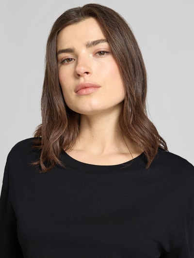 Frauenmodel trägt Boxy Fit T-Shirt mit Ziersteinbesatz von ARMANI EXCHANGE in Schwarz, reine Baumwolle, Rundhalsausschnitt, Nahaufnahme Oberkörper.