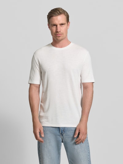 Männermodel trägt Regular Fit T-Shirt aus Lyocell-Leinen-Mix Modell 'DULEROSTEE' von HUGO, weiß, unifarben, Nahaufnahme Oberkörper.