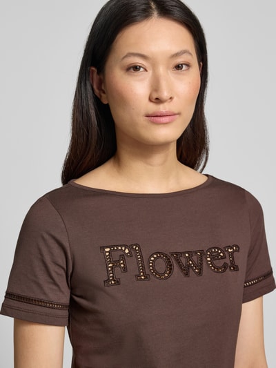 Frauenmodel trägt T-Shirt mit Lochstickerei und Rundhalsausschnitt von Jake*s Casual in Braun, Reine Baumwolle, Regular-Fit, Nahaufnahme Oberkörper.