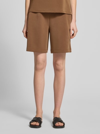 Frauenmodel trägt Top aus Modal-Mix mit Rundhalsausschnitt von Rich & Royal in Braun, glatte Textur, Regular Fit, Nahaufnahme Oberkörper.