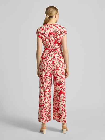 Vrouwenmodel draagt Jumpsuit met V-hals en steekzakken van ROBE LÉGÈRE, rood-beige all-over look, materiaalmix met stretch, getailleerd model, ruglengte bij maat 36: 40 cm, borstwijdte: 46 cm, totale lengte: 143 cm, binnenbeenlengte: 67 cm, geheelbeeld achteraan.