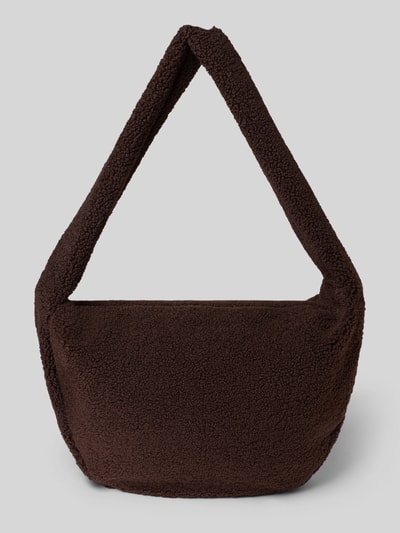 Produktfoto, Crossbody Bag aus Teddyfell von Studio Noos in Dunkelbraun, weiche Struktur, sichtbarer Reißverschluss, Logo-Patch, Maße gemäß Kontext