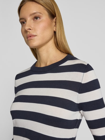 Vrouwenmodel draagt Regular Fit Pullover aus Baumwoll-Modal-Mix van s.Oliver BLACK LABEL, allover streepmotief, breiselstructuur, ronde hals, korte mouw, geribde zooms, Nahaufnahme bovenlichaam.