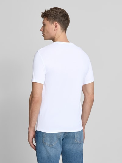 Männermodel trägt T-Shirt mit Logo und Rundhalsausschnitt von ARMANI EXCHANGE aus reiner Baumwolle im Regular-Fit, Rückenlänge 71 cm, Ganzkörperansicht Rückansicht.