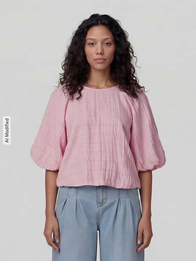 Frauenmodel trägt Regular Fit Bluse mit Strukturmuster von Jake*s Casual in Rosa, Ballon-Optik, Rundhalsausschnitt, Ganzkörperansicht von vorne.