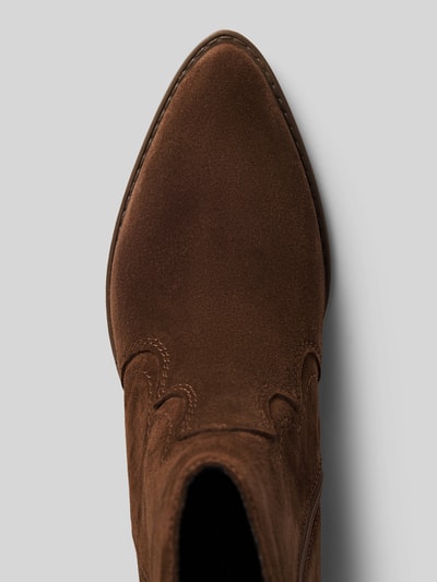 Produktfoto, braune Stiefeletten aus echtem Rindsleder von Tamaris, glatte Veloursleder-Textur, Detailaufnahme. Damen Stiefeletten von Tamaris.