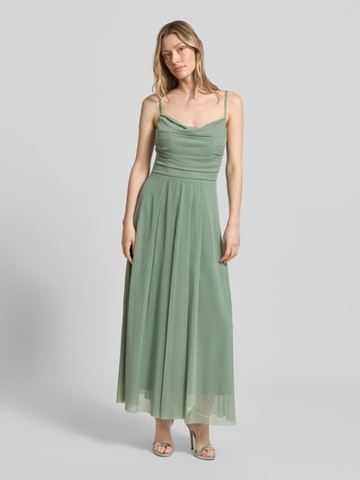 Frauenmodel trägt Cocktailkleid mit Drapierungen von TROYDEN COLLECTION, Midikleid aus grünem Mesh, Taillierter Schnitt, Wasserfall-Ausschnitt, Rückenlänge bei Größe 36: 112 cm, Brustweite bei Größe 36: 42 cm, Ganzkörperansicht von vorne.