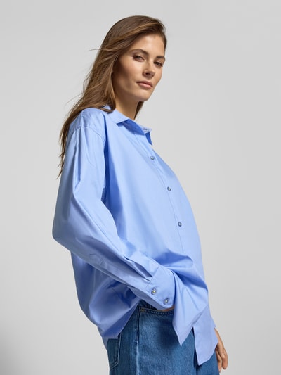 Frauenmodel trägt Oversized Poplin-Bluse - curated by Tinvcb von SIC, reine Baumwolle, Regular Fit, blau, Hemdblusenkragen, Knopfleiste, Ganzkörperansicht von vorne