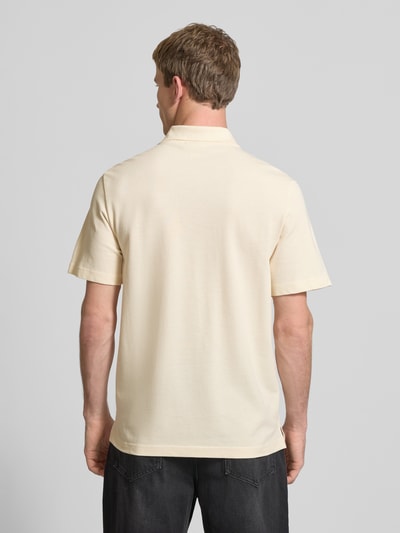 Männermodel trägt Easy Fit Poloshirt mit Polokragen von Calvin Klein Jeans, Reine Baumwolle, Label-Stitching, Rückenlänge 71 cm, Ganzkörperansicht Rückansicht.