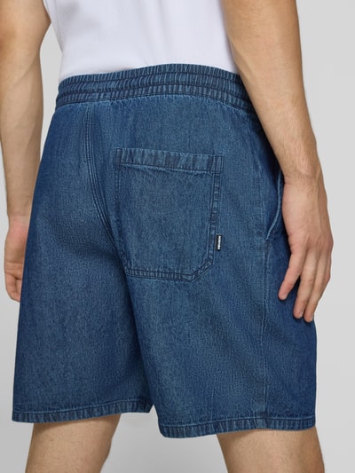 Männermodel trägt Shorts mit elastischem Bund von REVIEW in Blau, reine Baumwolle, Regular Fit, Rückansicht, Detailaufnahme.
