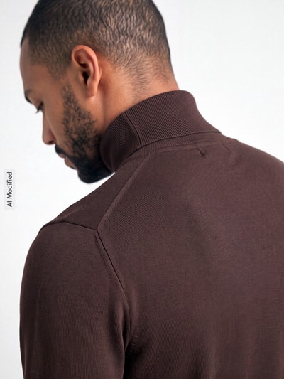 Männermodel trägt Regular Fit Rollkragenpullover aus Viskose-Mix Modell 'WYLER' von ONLY & SONS in Braun, Nahaufnahme Rückansicht, KI-modifiziertes Bild.
