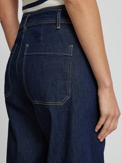 Frauenmodel trägt Jeans mit Eingrifftaschen Modell 'JESSIE' von Mango aus Baumwoll-Elasthan-Mix, Gesäßtaschen, lockerer Schnitt, Detailaufnahme