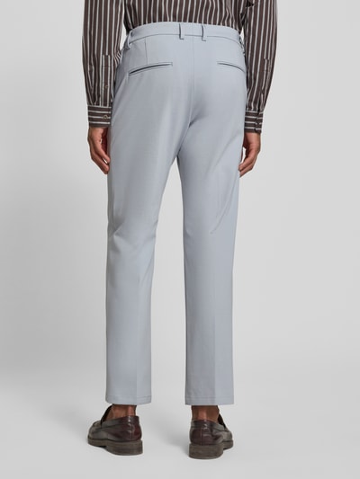Mannenmodel draagt Straight Fit stoffen broek met persplooien model 'Ajend' van Drykorn in lichtgrijs katoenmix, achterzakken, knoop- en ritssluiting, bandwijdte maat 32/32: 44 cm, binnenbeenlengte: 75 cm. Ganzkörperansicht Rückansicht.