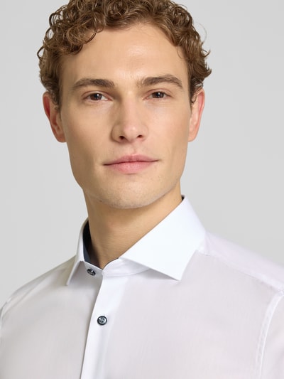 Männermodel trägt Body Fit Business-Hemd aus Baumwolle mit Kentkragen von OLYMP Level Five, Knopfleiste, Nahaufnahme Oberkörper. Reine Baumwolle, Rückenlänge bei Größe 40: 79 cm, Schulterbreite bei Größe 40: 40 cm, Ärmellänge bei Größe 40: 65 cm.