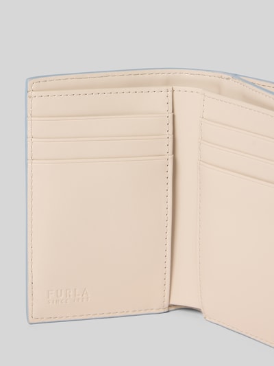 Produktfoto, Portemonnaie aus Leder Modell 'IRIDE' von Furla in Beige, viele Kartenfächer, Label-Prägung, glatte Textur, Damenaccessoire