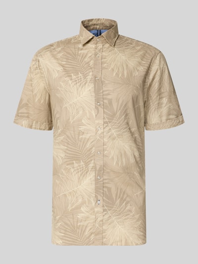 Produktfoto, Slim Fit Freizeithemd mit Kentkragen von Christian Berg Men, beżowa bawełna, allover liściasty wzór, krój slim fit, długość tyłu 80 cm, szerokość w rozmiarze M 48 cm, długość rękawa 27 cm