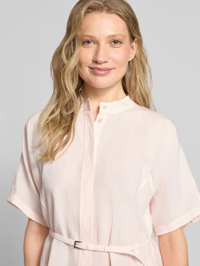 Frauenmodel trägt Tailliertes Freizeitkleid aus Lyocell-Leinen-Mix Modell 'DALINIA' von BOSS, Optik: Unifarben, Kurzarm, Stehkragen, Nahaufnahme Oberkörper.