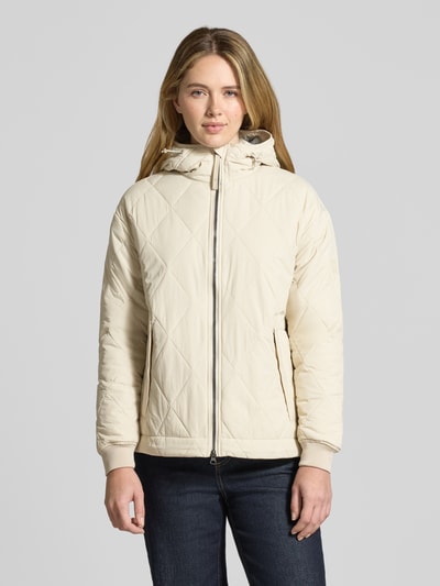Vrouwenmodel draagt Gewatteerd jack met tweewegritssluiting van camel active, recht pasvorm, capuchon met tunnelkoord, steekzakken, elastische mouwboorden, kleur lichtbeige, materiaal met lichte glans, zichtbare textuur van gestikte vakken, ruglengte maat 36: 71 cm, schouderbreedte: 48 cm, borstwijdte: 56 cm, mouwlengte: 58 cm, voorkant gehele lichaam, Ganzkörperansicht von vorne.