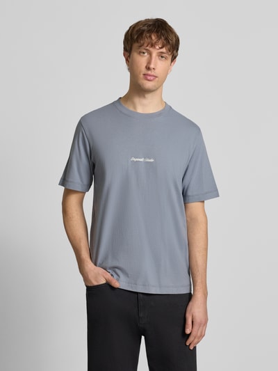 Męski model nosi T-Shirt z Label-Stitching model 'NORREBRO' od Jack & Jones, bawełna, krój regular fit, szary kolor, całkowity widok z przodu.
