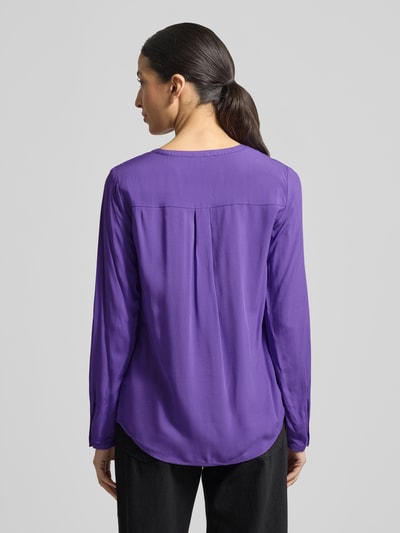 Vrouwenmodel draagt Regular Fit Blouse uit zuivere viscose met tuniekhals van Christian Berg Woman, effen paars, langmouwig design, ruglengte maat 36: 64 cm, mouwlengte maat 36: 60 cm, knoopsluiting, geheel vanaf achteren.